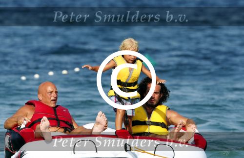 ibiza 11 juli 2013
Herman den Blijker met zijn vrouw en zoon Mats op coco beach.
Peter Smulders bv