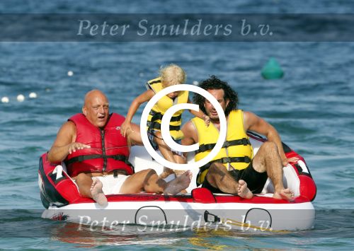 ibiza 11 juli 2013
Herman den Blijker met zijn vrouw en zoon Mats op coco beach.
Peter Smulders bv