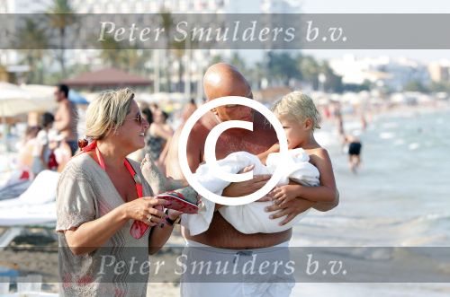 ibiza 11 juli 2013
Herman den Blijker met zijn vrouw en zoon Mats op coco beach.
Peter Smulders bv