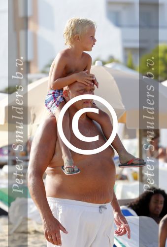 ibiza 11 juli 2013
Herman den Blijker met zijn vrouw en zoon Mats op coco beach.
Peter Smulders bv