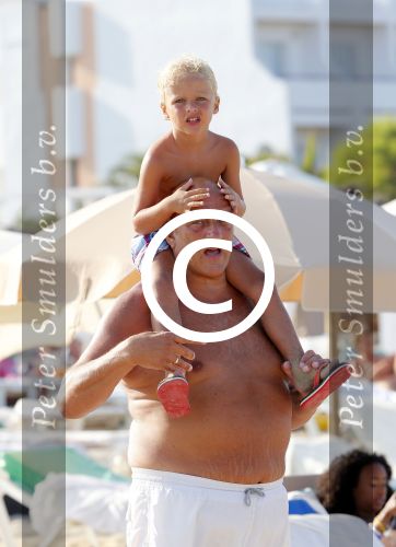 ibiza 11 juli 2013
Herman den Blijker met zijn vrouw en zoon Mats op coco beach.
Peter Smulders bv