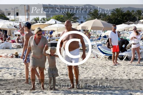 ibiza 11 juli 2013
Herman den Blijker met zijn vrouw en zoon Mats op coco beach.
Peter Smulders bv
