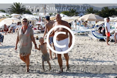 ibiza 11 juli 2013
Herman den Blijker met zijn vrouw en zoon Mats op coco beach.
Peter Smulders bv