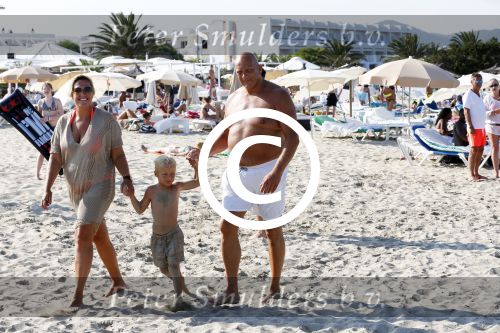 ibiza 11 juli 2013
Herman den Blijker met zijn vrouw en zoon Mats op coco beach.
Peter Smulders bv