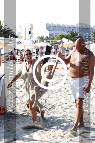 ibiza 11 juli 2013
Herman den Blijker met zijn vrouw en zoon Mats op coco beach.
Peter Smulders bv