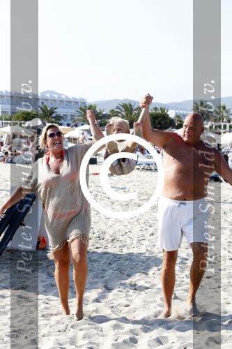 ibiza 11 juli 2013
Herman den Blijker met zijn vrouw en zoon Mats op coco beach.
Peter Smulders bv