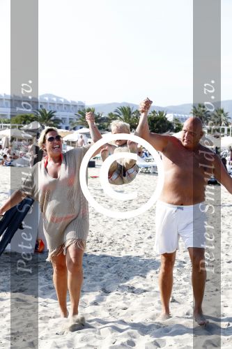 ibiza 11 juli 2013
Herman den Blijker met zijn vrouw en zoon Mats op coco beach.
Peter Smulders bv