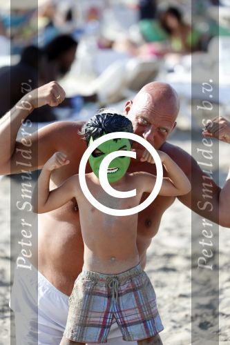 ibiza 11 juli 2013
Herman den Blijker met zijn vrouw en zoon Mats op coco beach.
Peter Smulders bv