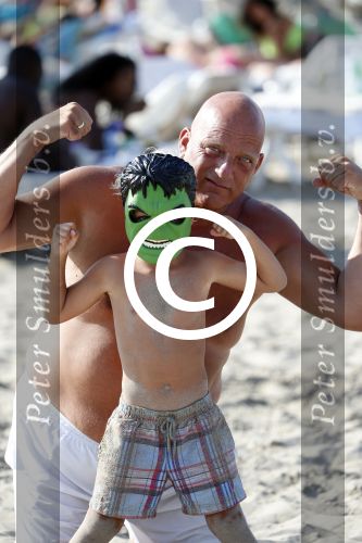 ibiza 11 juli 2013
Herman den Blijker met zijn vrouw en zoon Mats op coco beach.
Peter Smulders bv