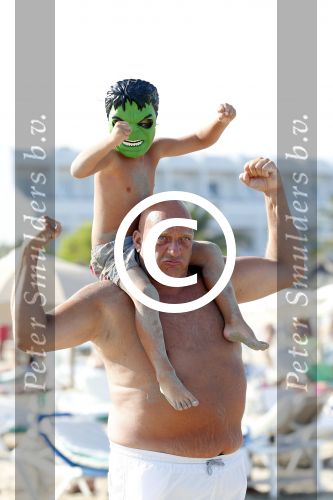 ibiza 11 juli 2013
Herman den Blijker met zijn vrouw en zoon Mats op coco beach.
Peter Smulders bv