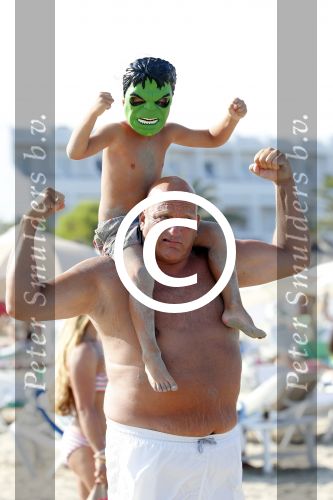 ibiza 11 juli 2013
Herman den Blijker met zijn vrouw en zoon Mats op coco beach.
Peter Smulders bv