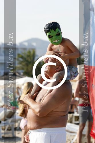 ibiza 11 juli 2013
Herman den Blijker met zijn vrouw en zoon Mats op coco beach.
Peter Smulders bv