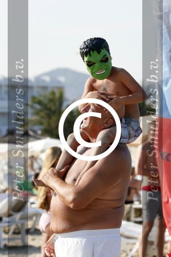 ibiza 11 juli 2013
Herman den Blijker met zijn vrouw en zoon Mats op coco beach.
Peter Smulders bv