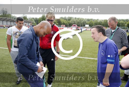 Amsterdam 29 juni 2013
Voetbaltournooi op de toekomst (ajax) voor de stichting de upside van down
met diverse bn ers en oud voetballers.. Syndroom van down. Humberto Tan
Peter Smulders bv