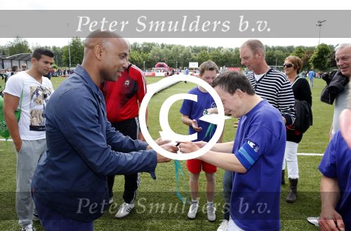 Amsterdam 29 juni 2013
Voetbaltournooi op de toekomst (ajax) voor de stichting de upside van down
met diverse bn ers en oud voetballers.. Syndroom van down. Humberto Tan
Peter Smulders bv