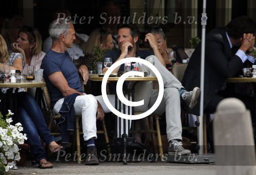 Amsterdam 8 augustus 2013
Jaap Jongbloed met een kennis op het terras van de joffers.
Peter Smulders bv