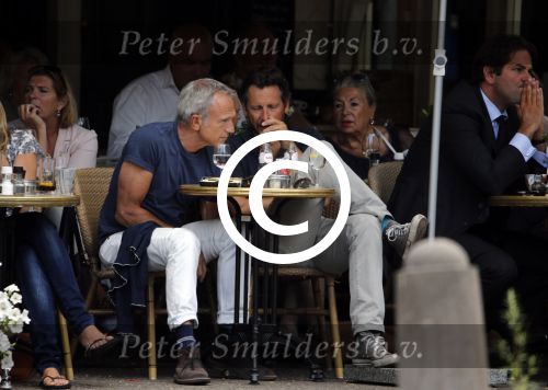 Amsterdam 8 augustus 2013
Jaap Jongbloed met een kennis op het terras van de joffers.
Peter Smulders bv