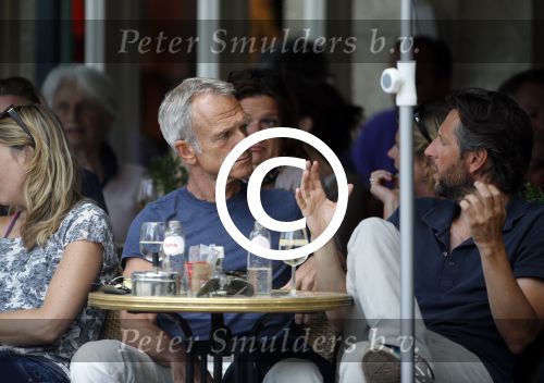 Amsterdam 8 augustus 2013
Jaap Jongbloed met een kennis op het terras van de joffers.
Peter Smulders bv