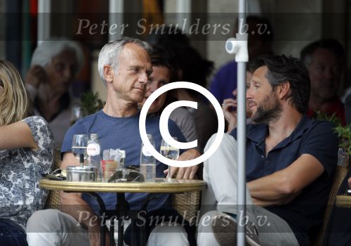 Amsterdam 8 augustus 2013
Jaap Jongbloed met een kennis op het terras van de joffers.
Peter Smulders bv