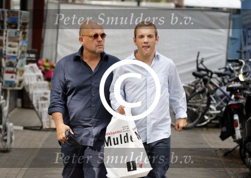 Amsterdam 9 augustus 2013
Jaap van Zweden met zijn zoon Benjamin op de cornelis schuytstraat.
Peter Smulders bv