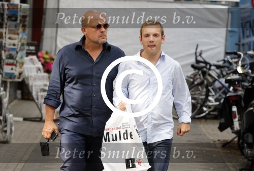 Amsterdam 9 augustus 2013
Jaap van Zweden met zijn zoon Benjamin op de cornelis schuytstraat.
Peter Smulders bv