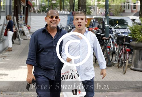 Amsterdam 9 augustus 2013
Jaap van Zweden met zijn zoon Benjamin op de cornelis schuytstraat.
Peter Smulders bv