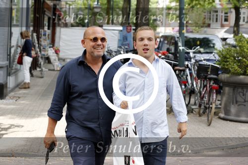Amsterdam 9 augustus 2013
Jaap van Zweden met zijn zoon Benjamin op de cornelis schuytstraat.
Peter Smulders bv