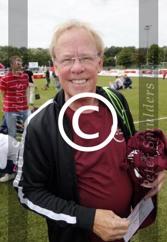 Amsterdam 29 juni 2013
Voetbaltournooi op de toekomst (ajax) voor de stichting de upside van down
met diverse bn ers en oud voetballers.. Syndroom van down. Jack Spijkerman
Peter Smulders bv