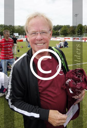 Amsterdam 29 juni 2013
Voetbaltournooi op de toekomst (ajax) voor de stichting de upside van down
met diverse bn ers en oud voetballers.. Syndroom van down. Jack Spijkerman
Peter Smulders bv
