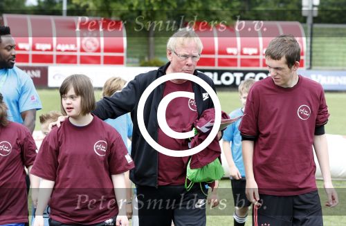 Amsterdam 29 juni 2013
Voetbaltournooi op de toekomst (ajax) voor de stichting de upside van down
met diverse bn ers en oud voetballers.. Syndroom van down. Jack Spijkerman
Peter Smulders bv