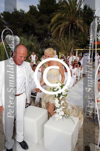 ibiza 12 juli 2013
Jan Reus en Sonja Bakker trouwen bij strandtent Sa Flama op ibiza alle 5 hun kinderen inclusief Bram zijn natuurlijk aanwezig.
Peter Smulders bv