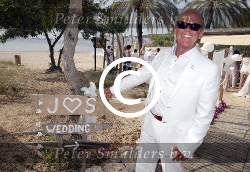 ibiza 12 juli 2013
Jan Reus en Sonja Bakker trouwen bij strandtent Sa Flama op ibiza alle 5 hun kinderen inclusief Bram zijn natuurlijk aanwezig.
Peter Smulders bv
