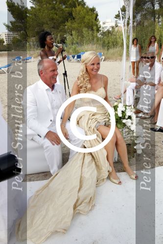ibiza 12 juli 2013
Jan Reus en Sonja Bakker trouwen bij strandtent Sa Flama op ibiza alle 5 hun kinderen inclusief Bram zijn natuurlijk aanwezig.
Peter Smulders bv