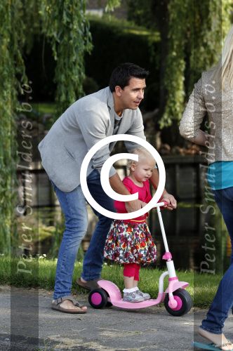Volendam 5 juli 2013
Jan Smit met zijn zwangere vrouw Liza en dochtertje Emma aan het wandelen.
Peter Smulders bv
