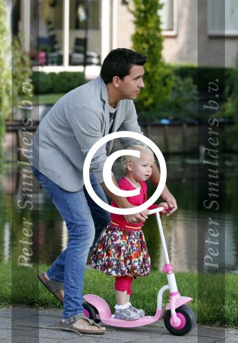 Volendam 5 juli 2013
Jan Smit met zijn zwangere vrouw Liza en dochtertje Emma aan het wandelen.
Peter Smulders bv