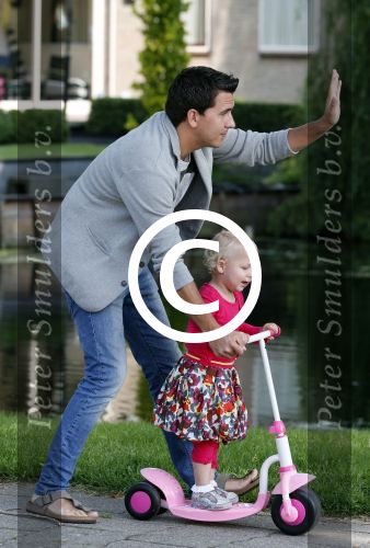 Volendam 5 juli 2013
Jan Smit met zijn zwangere vrouw Liza en dochtertje Emma aan het wandelen.
Peter Smulders bv