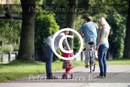 Volendam 5 juli 2013
Jan Smit met zijn zwangere vrouw Liza en dochtertje Emma aan het wandelen.
Peter Smulders bv
