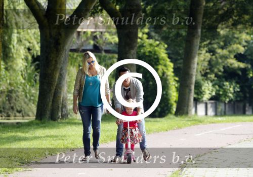 Volendam 5 juli 2013
Jan Smit met zijn zwangere vrouw Liza en dochtertje Emma aan het wandelen.
Peter Smulders bv