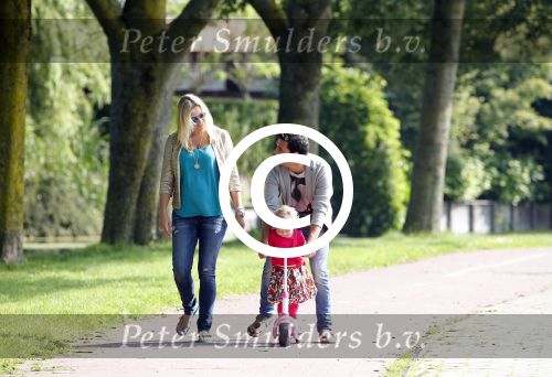 Volendam 5 juli 2013
Jan Smit met zijn zwangere vrouw Liza en dochtertje Emma aan het wandelen.
Peter Smulders bv
