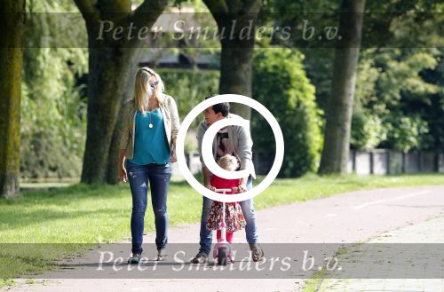 Volendam 5 juli 2013
Jan Smit met zijn zwangere vrouw Liza en dochtertje Emma aan het wandelen.
Peter Smulders bv