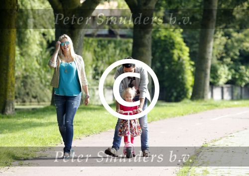 Volendam 5 juli 2013
Jan Smit met zijn zwangere vrouw Liza en dochtertje Emma aan het wandelen.
Peter Smulders bv