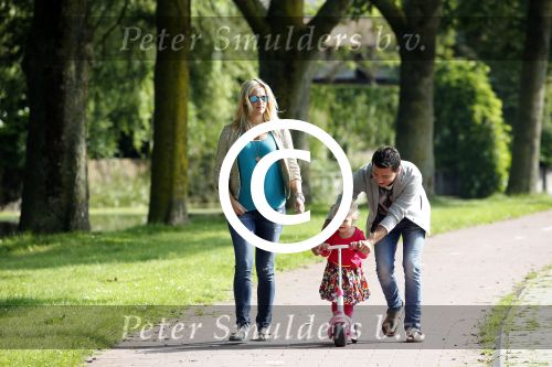 Volendam 5 juli 2013
Jan Smit met zijn zwangere vrouw Liza en dochtertje Emma aan het wandelen.
Peter Smulders bv