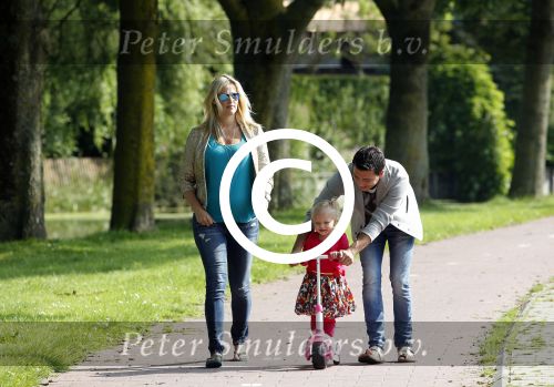 Volendam 5 juli 2013
Jan Smit met zijn zwangere vrouw Liza en dochtertje Emma aan het wandelen.
Peter Smulders bv