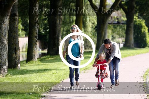 Volendam 5 juli 2013
Jan Smit met zijn zwangere vrouw Liza en dochtertje Emma aan het wandelen.
Peter Smulders bv