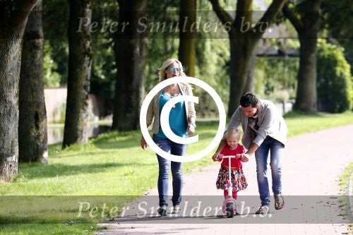 Volendam 5 juli 2013
Jan Smit met zijn zwangere vrouw Liza en dochtertje Emma aan het wandelen.
Peter Smulders bv