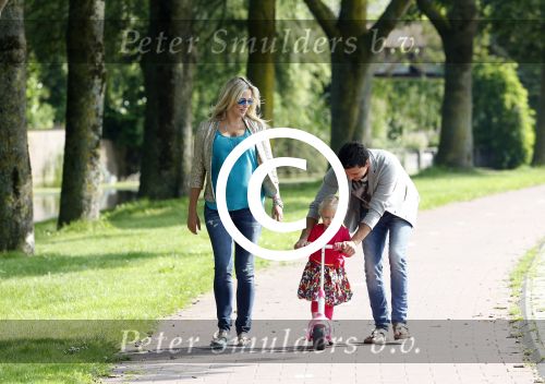 Volendam 5 juli 2013
Jan Smit met zijn zwangere vrouw Liza en dochtertje Emma aan het wandelen.
Peter Smulders bv