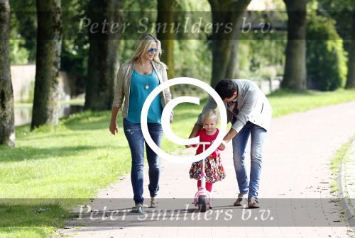 Volendam 5 juli 2013
Jan Smit met zijn zwangere vrouw Liza en dochtertje Emma aan het wandelen.
Peter Smulders bv