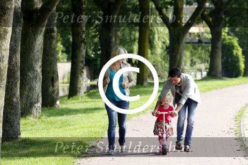 Volendam 5 juli 2013
Jan Smit met zijn zwangere vrouw Liza en dochtertje Emma aan het wandelen.
Peter Smulders bv