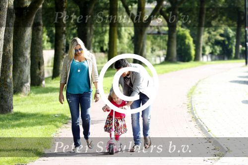 Volendam 5 juli 2013
Jan Smit met zijn zwangere vrouw Liza en dochtertje Emma aan het wandelen.
Peter Smulders bv