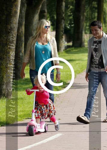 Volendam 5 juli 2013
Jan Smit met zijn zwangere vrouw Liza en dochtertje Emma aan het wandelen.
Peter Smulders bv